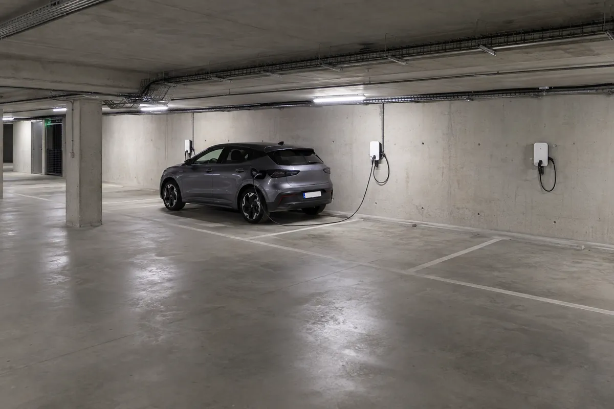 Illustration : plusieurs wallbox installées dans le parking souterrain d’un immeuble résidentiel